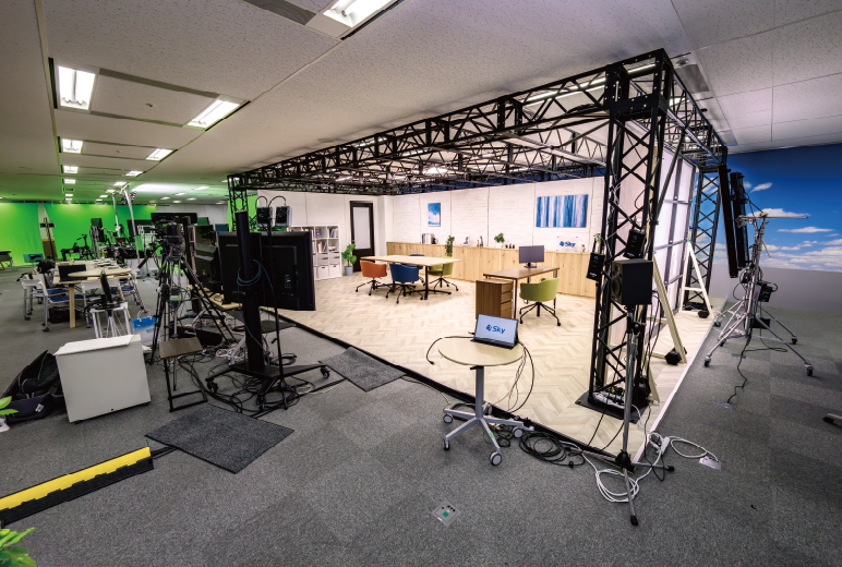 写真:バーチャルのシステムを使わないリアルなセットも製作