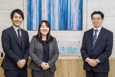 写真:Sky株式会社 大阪本社 笹本 孝様, 富山 太貴様, 木戸 美佳様