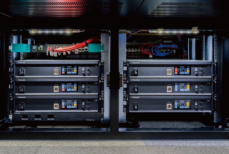 写真:VE卓下のCCU
