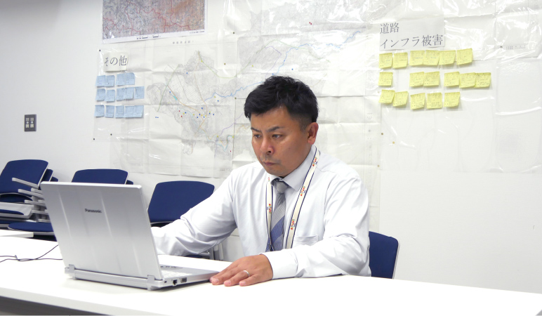 写真:通常の勤務場所である危機管理防災課の執務室のPCに加え、有事の際に使用される防災対策室のPCでもCameleoの利用が可能