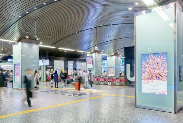 南海電気鉄道株式会社様のフラットディスプレイデジタルサイネージ