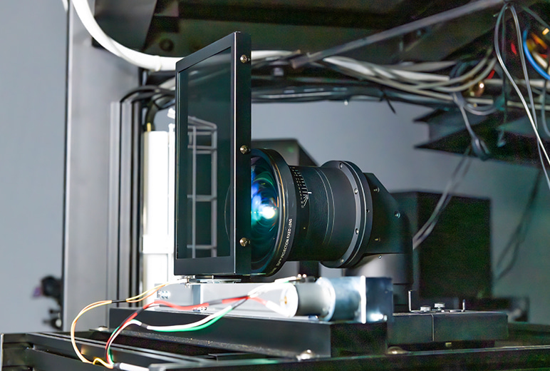 写真:各プロジェクターには夜のシーンの暗闇を再現する電動NDフィルターを取り付けた