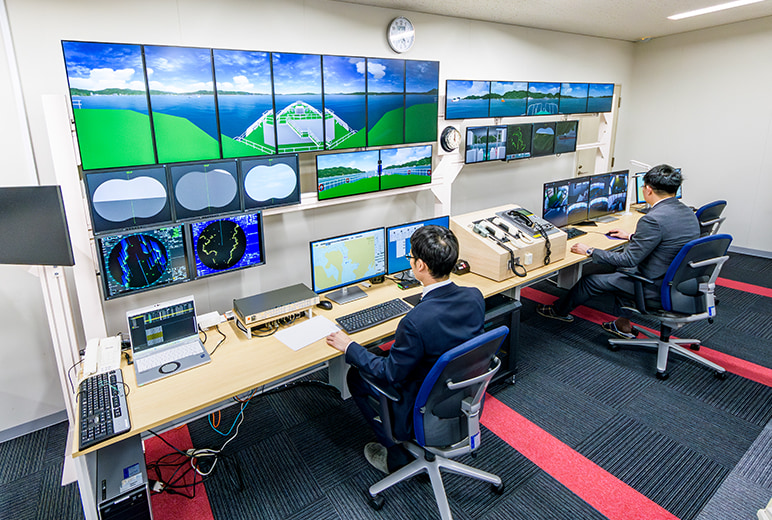 写真:操船シミュレーターのオペレーション室から NDフィルターをワンボタンで開閉可能