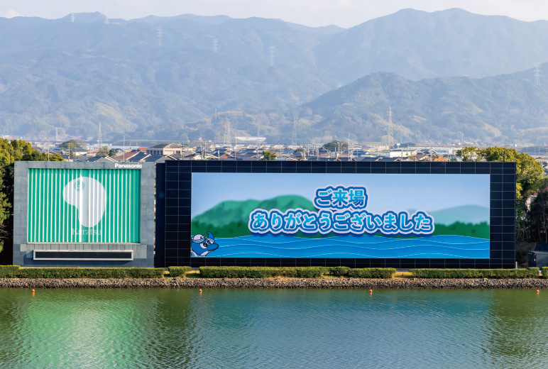 写真:横37.0m×縦10.5mの大型映像表示装置