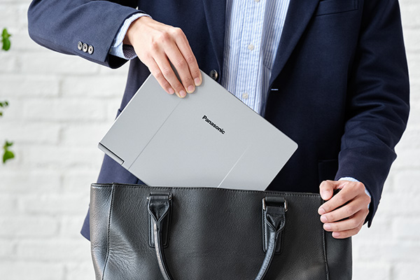 持ち運びの負担が少ない軽量・コンパクト設計