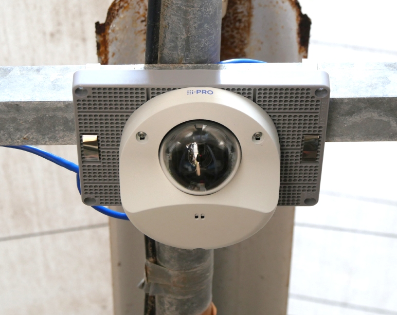 写真：栽培ハウス内のコンパクトドームカメラは従業員の安全管理に使用