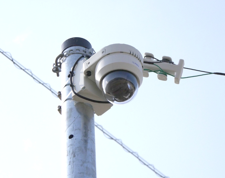 写真：屋外PTZカメラでは複数棟並ぶ栽培ハウスの状況や車の出入りを確認