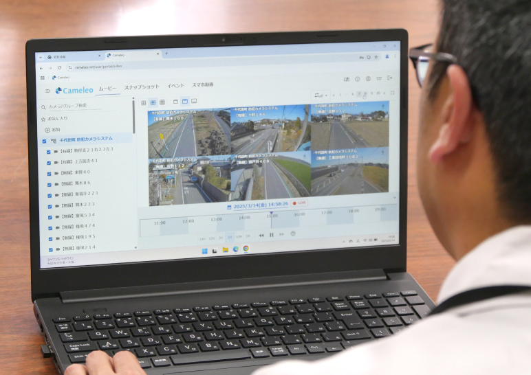 写真：児童・生徒の登下校時に、複数のカメラ映像をパソコンでモニタリング
