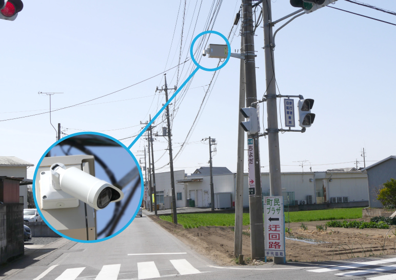 写真：通学路にある主要交差点を中心に防犯カメラを設置