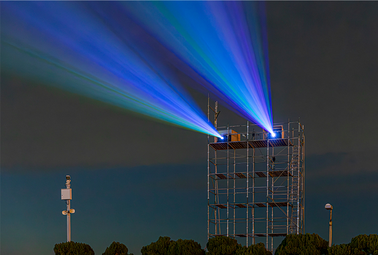 写真:地上10mの高さから安定した投写を行う