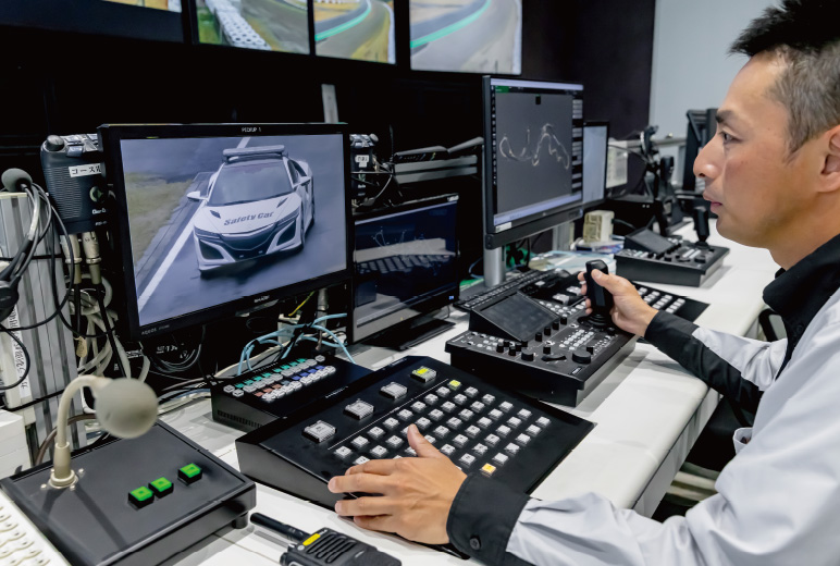 写真:特注のスイッチャーとリモートカメラコントローラーAW-RP150GJを用いてAW-UR100GJを操作している様子