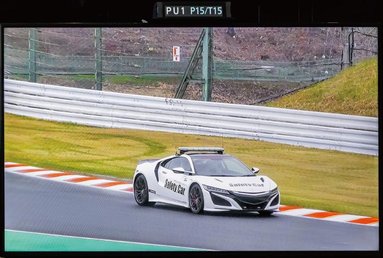 写真:AW-RP150GJを用いることで走行中の車両を追尾撮影するようなオペレーションも可能