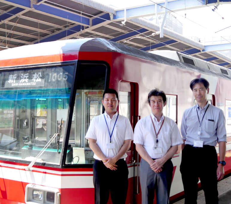 写真:遠州鉄道株式会社 澤井 孝光様(中)、山下 大征様(左)、宮津 淳様(右)