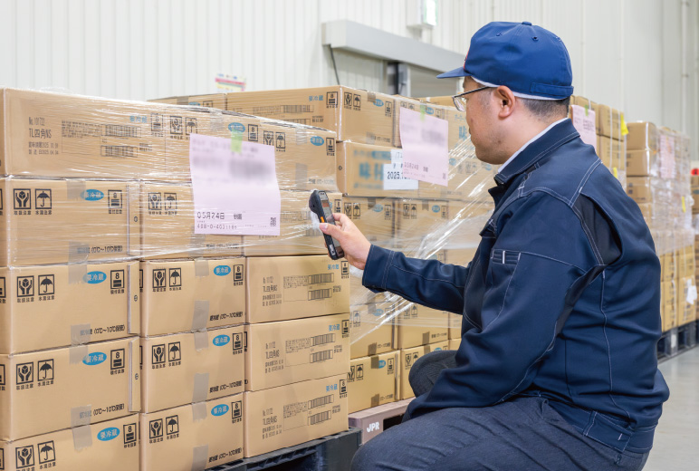 写真:入荷した荷物をドライバーが作業端末のタフブックFZ-N1で検品