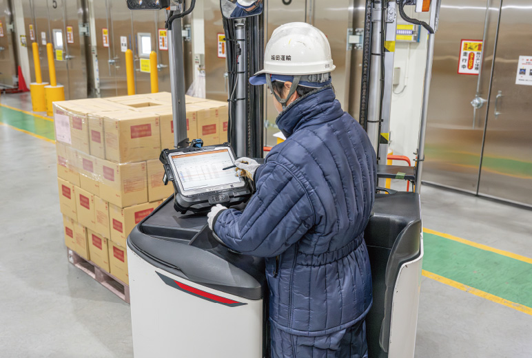 写真:フォークリフトに設置した端末タフブックCF-33で積荷状況の確認
