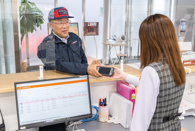 写真:事務所では着荷したドライバーに作業端末を手渡すなど現場に合わせた運用が可能