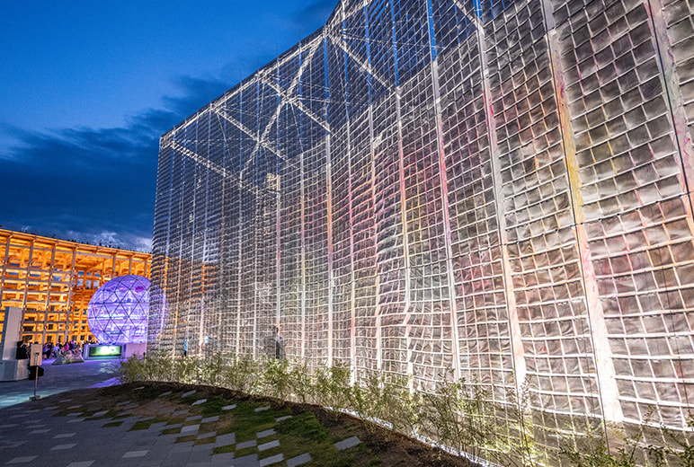 写真：ライトアップされた夜間の幕の様子