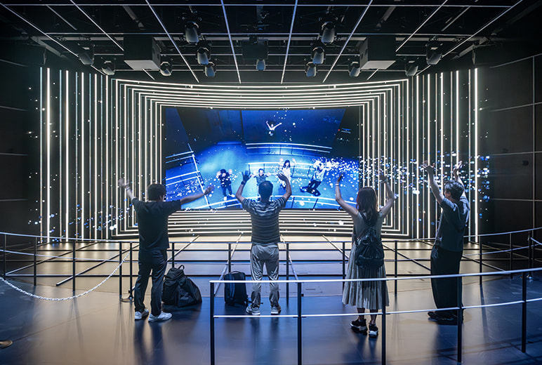 写真：AW-UE160Kで撮影した来場者の映像を映し出したZone2の様子