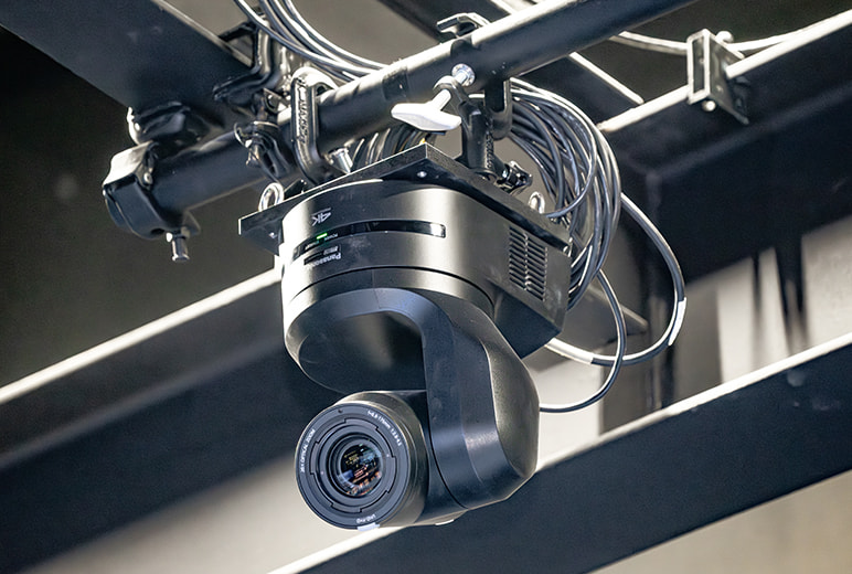 写真：来場者の様子を撮影するAW-UE160K