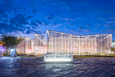 写真：夜になるとライトアップされるNTTパビリオン