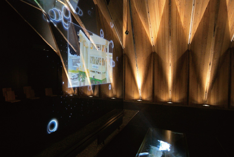 写真：床に埋め込んだPT-RQ35KJで、メッシュスクリーンへ投写している様子