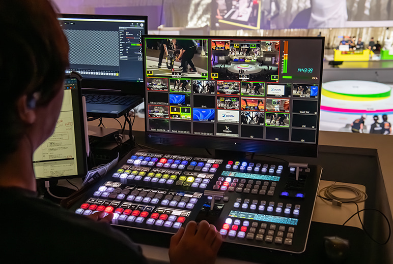 写真：KAIROS操作卓とマルチビュー画面