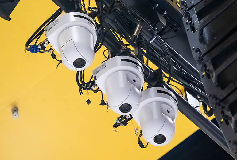 写真：真上から撮影する天井のリモートカメラ