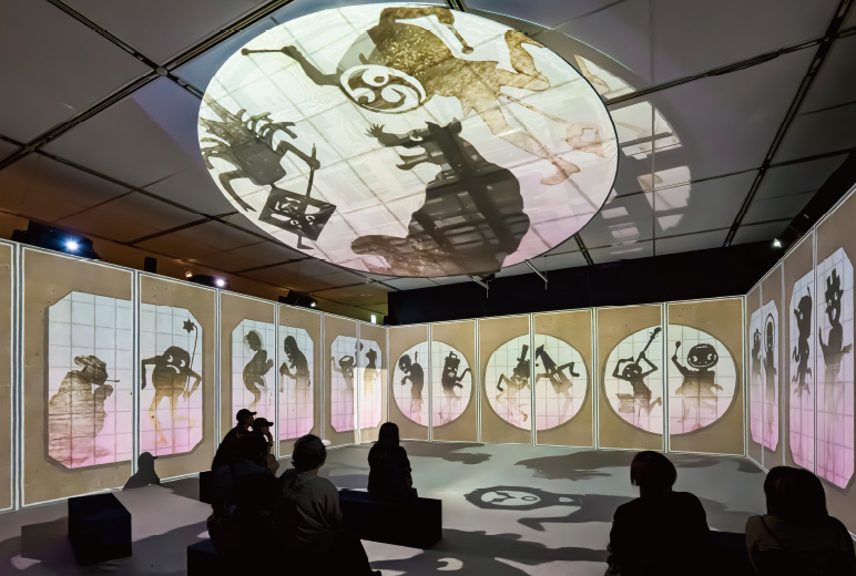 写真：妖怪たちが壁、床、天井で躍動する”妖怪大乱舞”