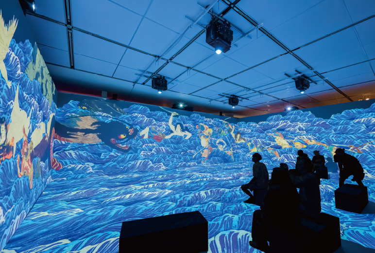 写真：周囲360°へのプロジェクションで来場者を妖怪の世界へ誘う”妖怪の里”