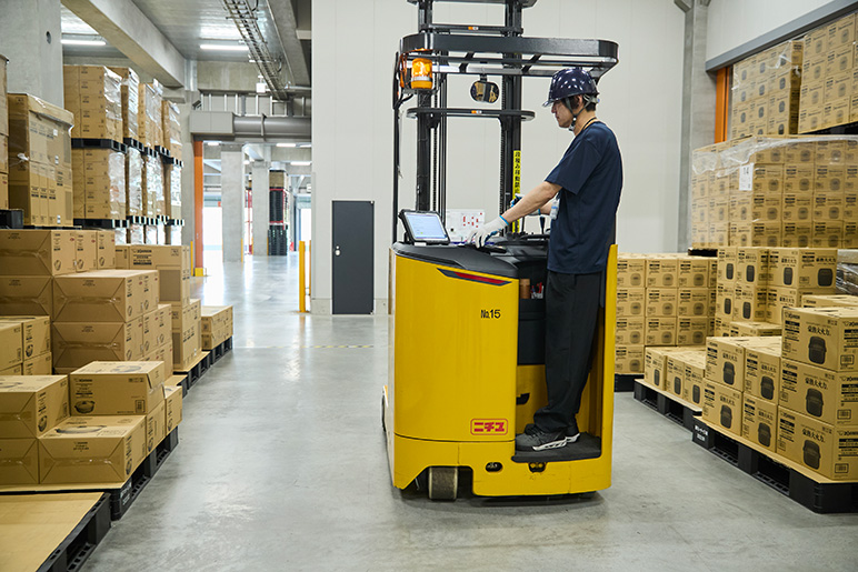 写真：物流現場の様子