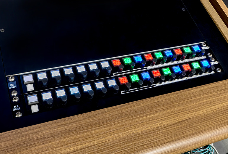 写真：VE卓に埋め込まれたKAIROSのカラコレ操作ボタン