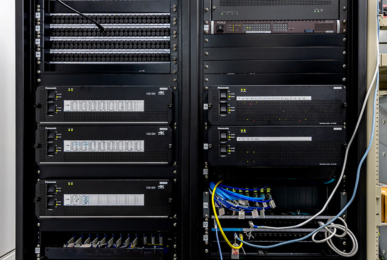 写真：Sサブの隣のラック室にはSDI信号をIP信号に変換するIP-GW（AV-PF80GW1）