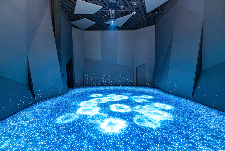 写真：3台のPT-REQ15JLBで床や壁に染み出すような演出を実現