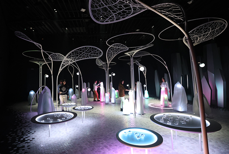 写真：岩や木を表現したクリスタルの造作が光と音を放つZONE2の様子