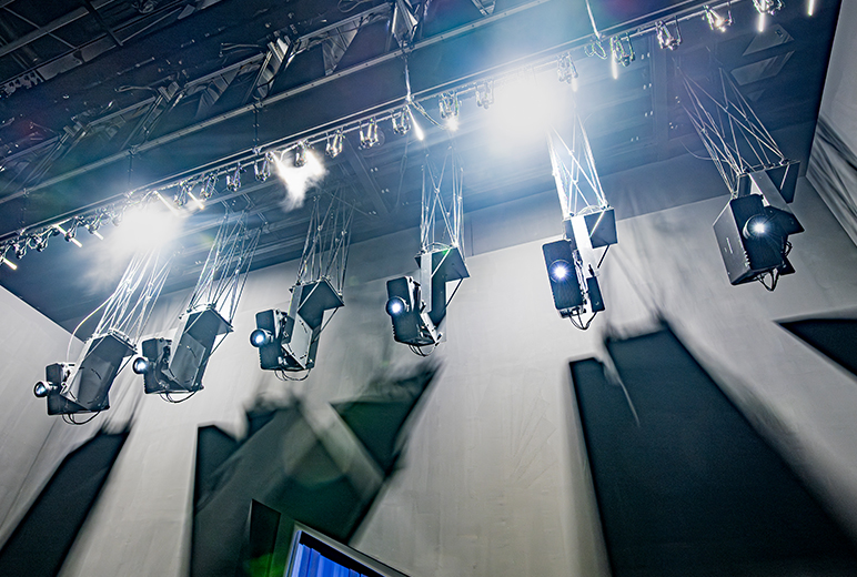 写真：プロジェクターPT-REQ15JLB