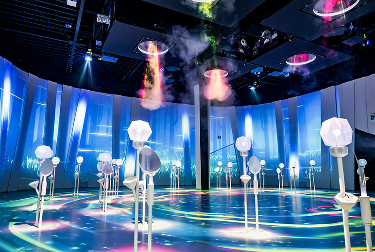 写真：360度に映像が投映され、ボルテックスリングから光とミストが発射されたZONE4