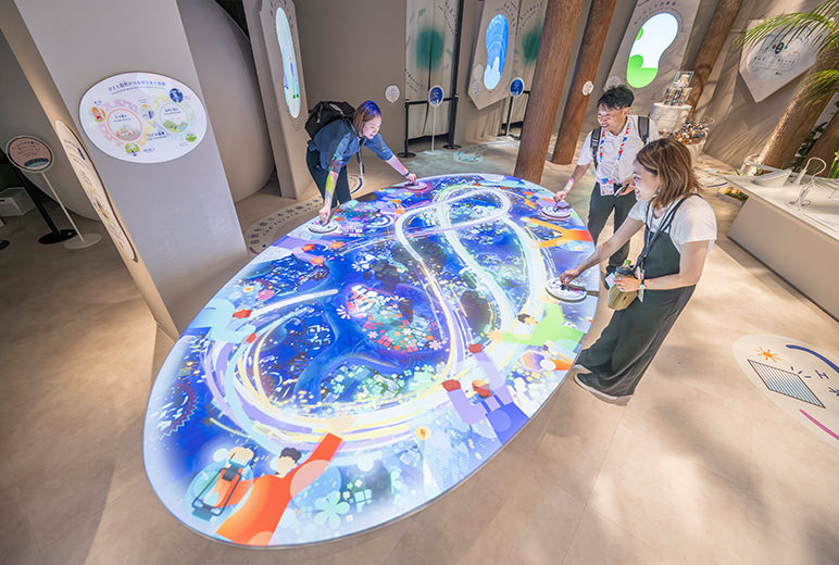 写真：カードを差し込んで表示されたテーブルの投写映像