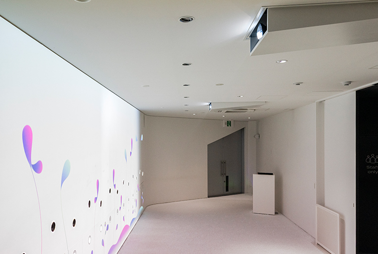 写真：体験ゾーンの最後に結晶デバイスを返却する「エピローグ」のコーナー