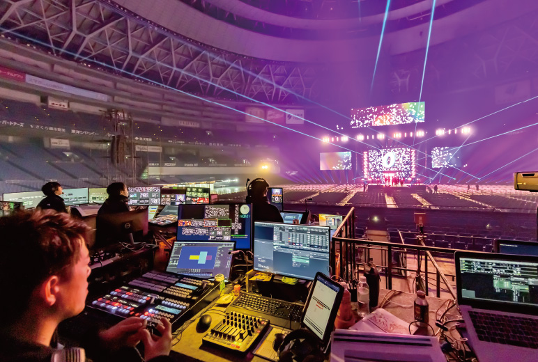 十字型のLEDステージの演出もKAIROSで制御