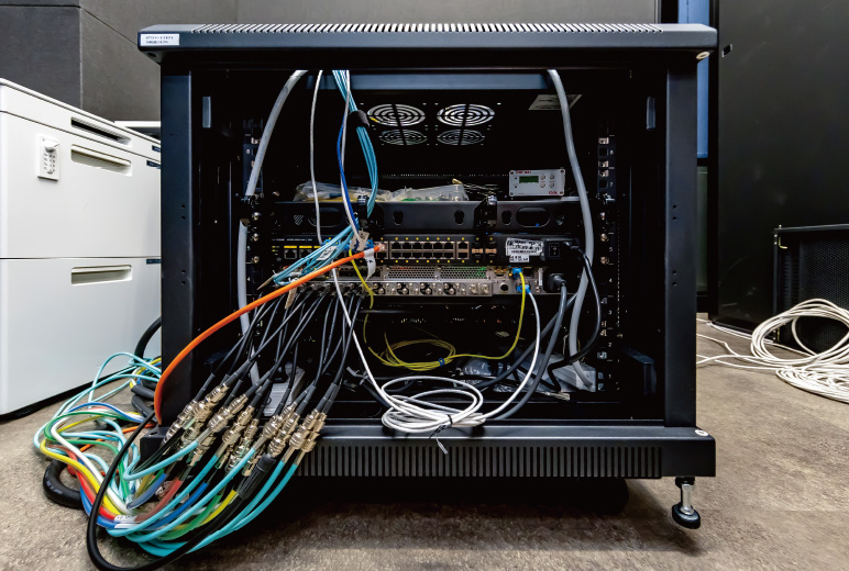 ネットワーク装置と合わせて使われたSDI↔IP変換装置（ラック下段）