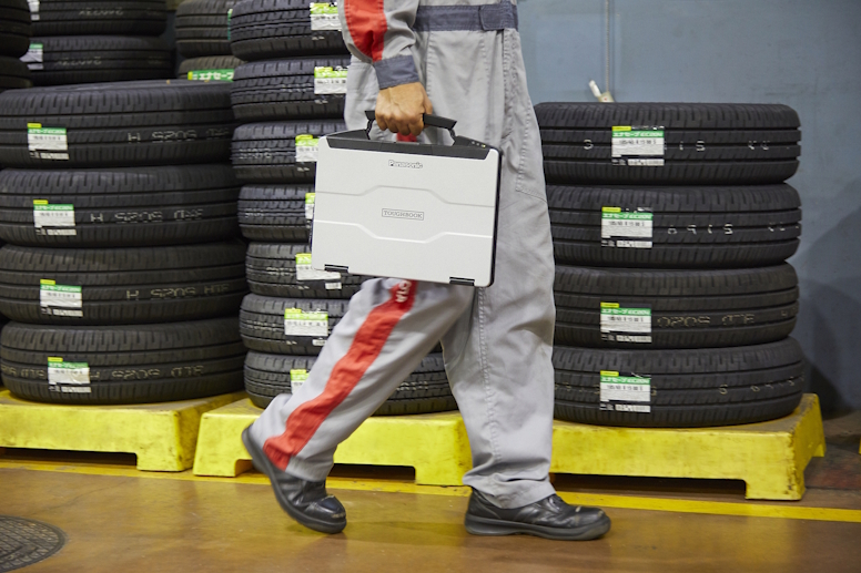 バックヤードから作業場までの移動が多い整備現場でも、ハンドルがついているので落下のリスクも低く、容易に持ち運びが可能。