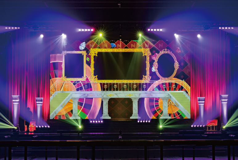 投写映像が十分明るいため、多彩な照明演出も実施できた。