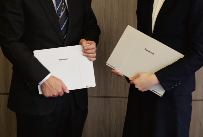 レッツノートは14.0型を採用（12.4型のSR（写真左）も一部IT推進本部で活用中）