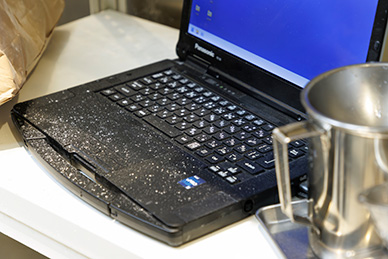 FZ-55は防塵設計で粉に強い。