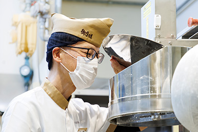 店舗のバックヤードはスペースが限られ、PCの設置位置の近くで⽣地製造が⾏われる環境。