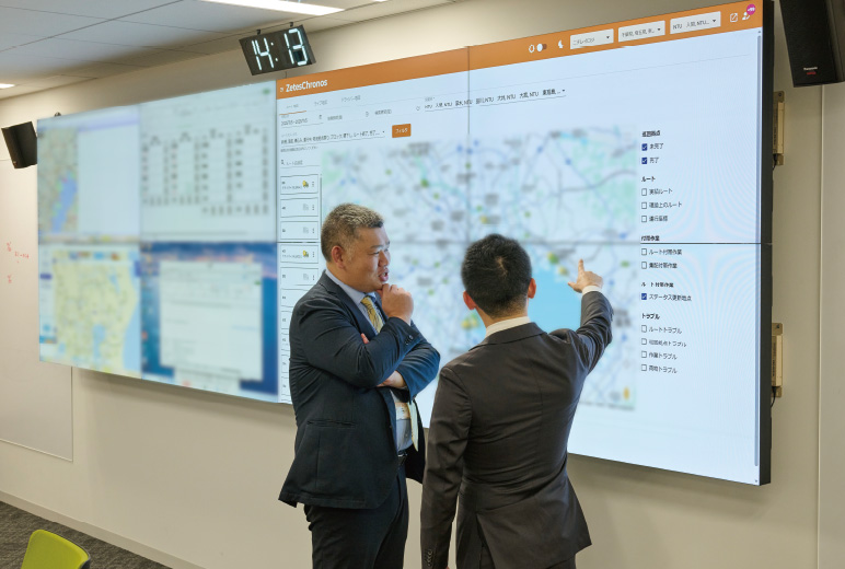 配車センターの地図モニターで車両の現在地や状況をリアルタイムで把握。