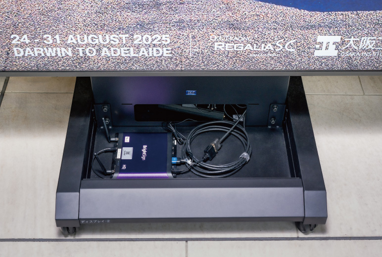 コントローラー（EM-JDSSC7HDA）は各ディスプレイのスタンド内に格納。