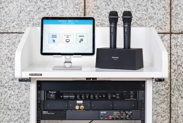 音響機器、ディスプレイ制御用のタブレットは可搬式のラックに格納。