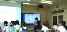 写真:盛岡大学短期大学部様、ICT機器を使用した講義の様子。