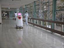 写真:自律搬送ロボット HOSPI(ホスピー)